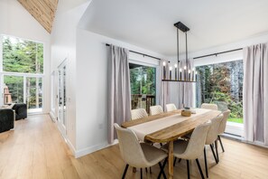 Dining - Le Hāvenā | Spa, Sauna & Pool | BBQ | EV Charger | Pool Table | In&out Fireplace (Shannon)