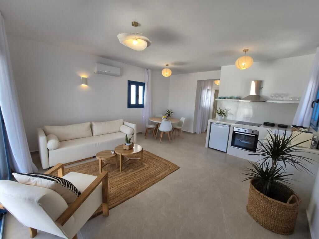 Una sala moderna con sofá, mesa de centro y comedor.