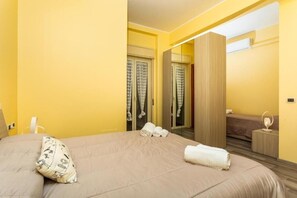 Camera quadrupla, balcone, vista cortile (Gialla) | Wi-Fi gratuito