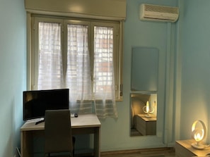 Desk, WiFi (free) - Seaside&City (Catania)
