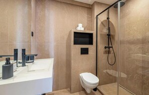 Bathroom - IDEALLY LOCATED JUST A SHORT STROLL FROM THE ICONIC BOULEVARD DE LA CROISETTE (Cannes)