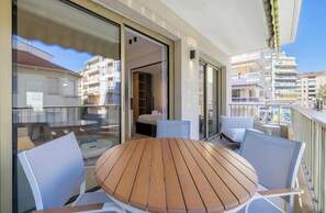 Outdoor dining - IDEALLY LOCATED JUST A SHORT STROLL FROM THE ICONIC BOULEVARD DE LA CROISETTE (Cannes)
