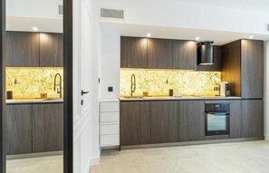 Private kitchen - IDEALLY LOCATED JUST A SHORT STROLL FROM THE ICONIC BOULEVARD DE LA CROISETTE (Cannes)