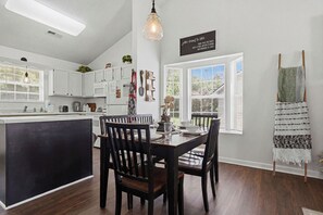 Dining - Entire Home Close to Pigeon Forge (Pigeon Forge)