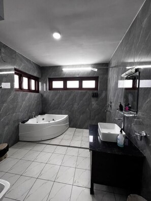 Doppia Deluxe, vista collina | Bagno | Doccia, asciugacapelli, pantofole, asciugamani