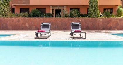 Maraloft- Walkable-PoolView-215 sqft Terrace -CityCenter