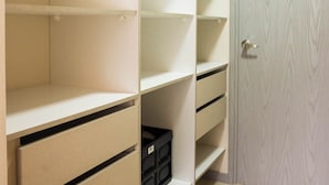 Una habitación con estanterías integradas, una puerta y suelo de baldosas.