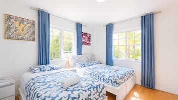 Ferros/tábuas de passar roupa, berço de viagem, Wi-Fi, roupa de cama