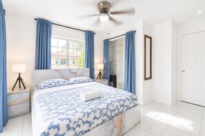 Ferros/tábuas de passar roupa, berço de viagem, Wi-Fi, roupa de cama