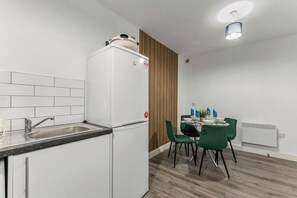 Kühlschrank, Mikrowelle, Ofen, Toaster