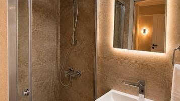 Familienapartment | Badezimmer | Handtücher, Seife, Shampoo, Toilettenpapier