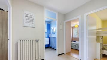 Iron/ironing board, WiFi, bed sheets