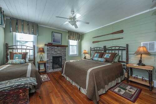 Cypress Creek Lodge - Spacious 8 bedroom 7 bathroom lodge
