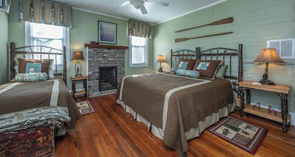 Cypress Creek Lodge - Spacious 8 bedroom 7 bathroom lodge