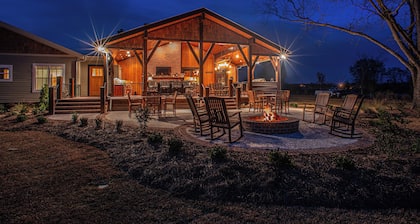Cypress Creek Lodge - Spacious 8 bedroom 7 bathroom lodge