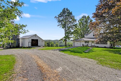 Lake Ariel - 4-Bedroom Farmhouse with Large Pond