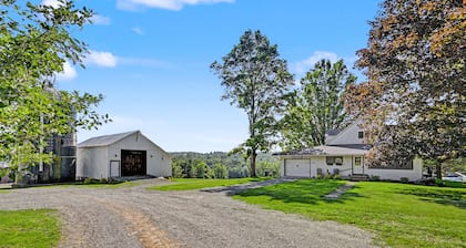 Lake Ariel - 4-Bedroom Farmhouse with Large Pond