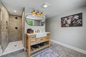 Shower, towels, soap - Lake Ariel - 4-Bedroom Farmhouse with Large Pond (Lake Ariel)