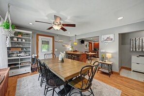 Dining - Lake Ariel - 4-Bedroom Farmhouse with Large Pond (Lake Ariel)