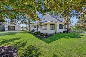 Exterior - Lake Ariel - 4-Bedroom Farmhouse with Large Pond (Lake Ariel)