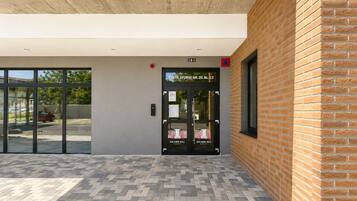 Een gebouw ingang met een glazen deur waarop 'Solaris Hill Residence' staat.