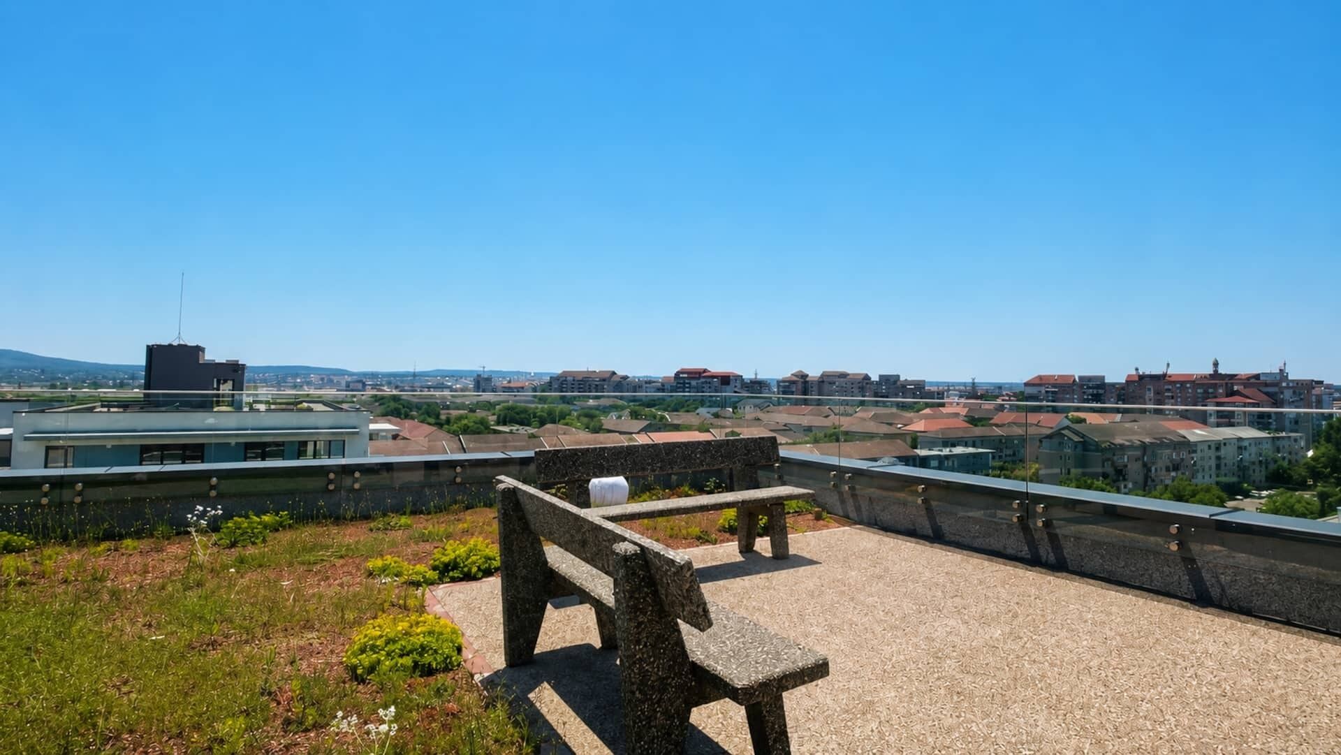 Un banc de pierre donnant sur un paysage urbain, avec des bâtiments et de la verdure.