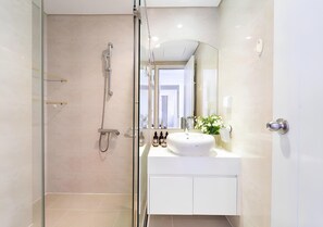 Luxury-Apartment, Balkon, Stadtblick | Badezimmer
