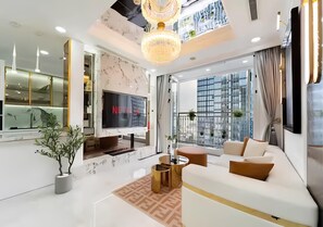 Luxury-Apartment, Balkon, Stadtblick | Wohnbereich