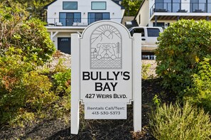 Schild für 'Bully's Bay' in der Weirs Blvd. 427 mit Angabe einer Kontaktnummer für Vermietungen.