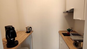 Espressokone, kahvin-/teenkeitin, minijääkaappi, mikroaaltouuni
