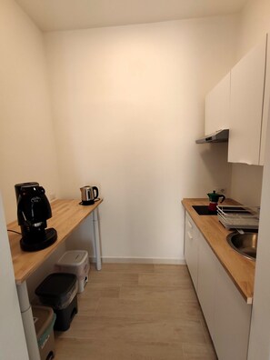 Microwave, stovetop, cookware/dishes/utensils - Sorrento Cozy Stay (Sorrento)
