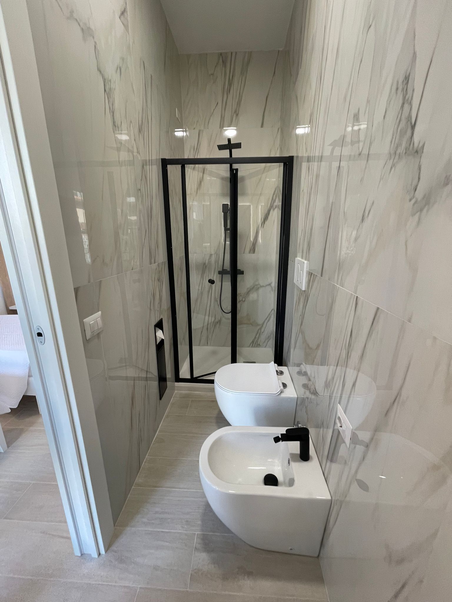Shower, free toiletries, hair dryer, shampoo