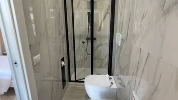 Shower, free toiletries, hair dryer, shampoo