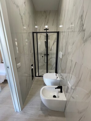 Shower, free toiletries, hair dryer, shampoo - Sorrento Cozy Stay (Sorrento)