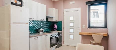 Coffee/tea maker, fridge, microwave, oven