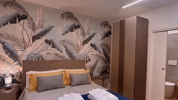 Kamer, 1 twee- of 2 eenpersoonsbedden, 1 tweepersoonsbed, balkon | Een bureau, een laptopwerkplek, geluiddichte muren