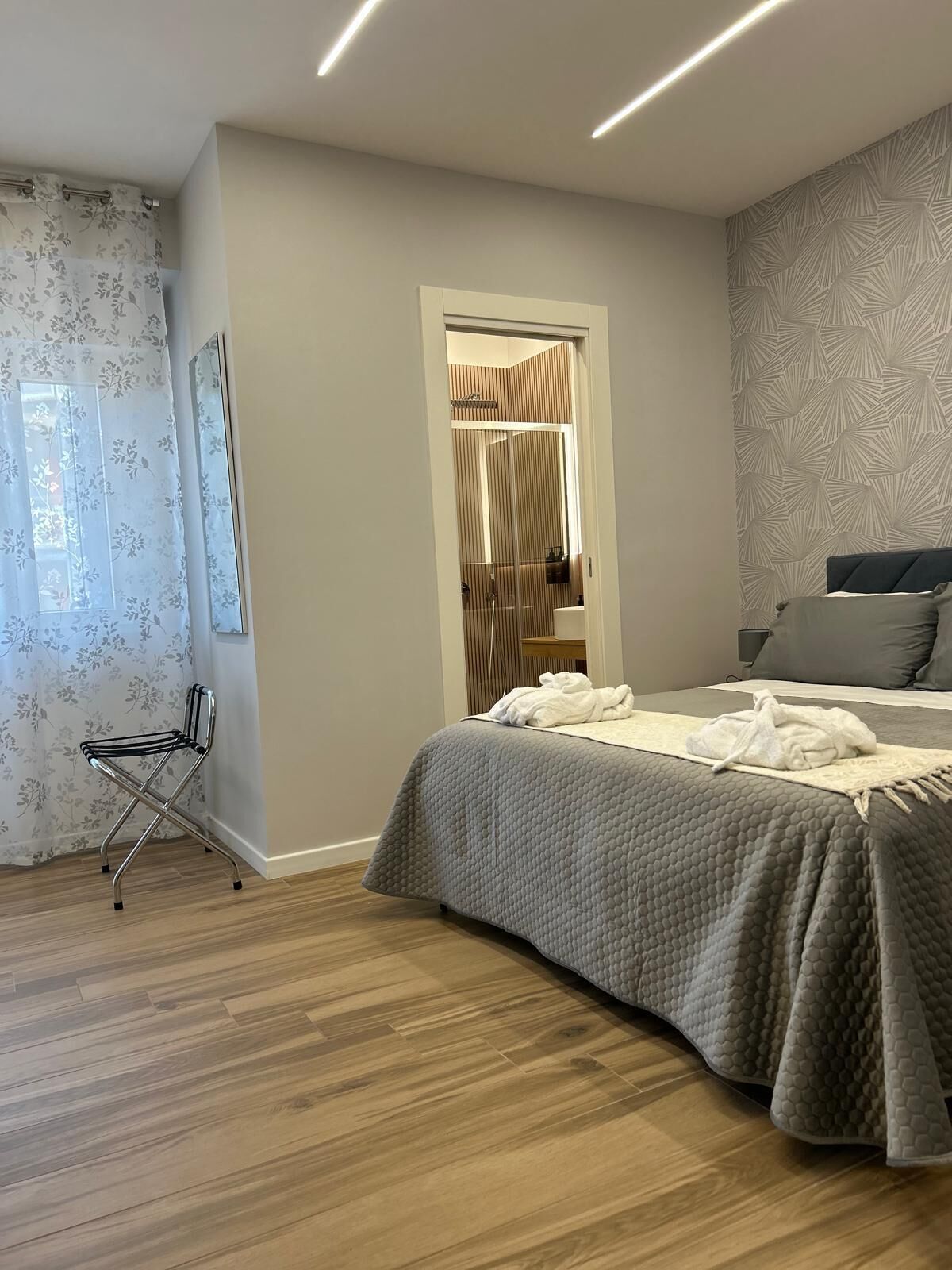 Classic Double or Twin Room, Balcony | Desk, laptop workspace, soundproofing, iron/ironing board