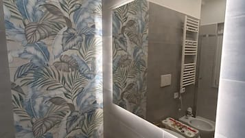 Kamer, 1 twee- of 2 eenpersoonsbedden, 1 tweepersoonsbed, balkon | Badkamer | Een douche, een haardroger, handdoeken, zeep