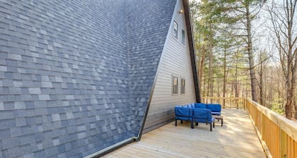 Chimney Rock Chalet w Mountain Views Near Main St