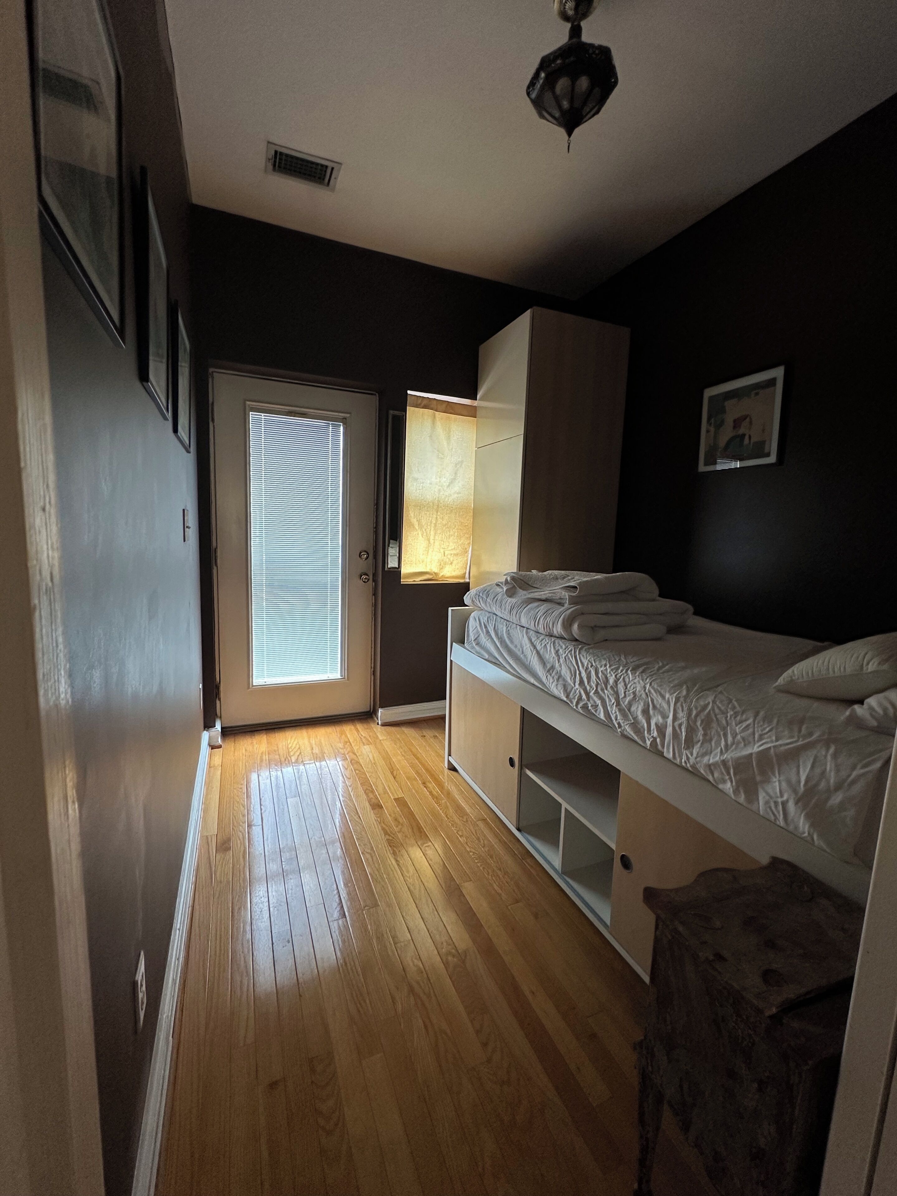 3 habitaciones, tabla de planchar con plancha, internet y ropa de cama 