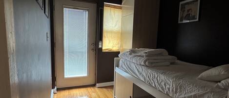 3 habitaciones, tabla de planchar con plancha, internet y ropa de cama