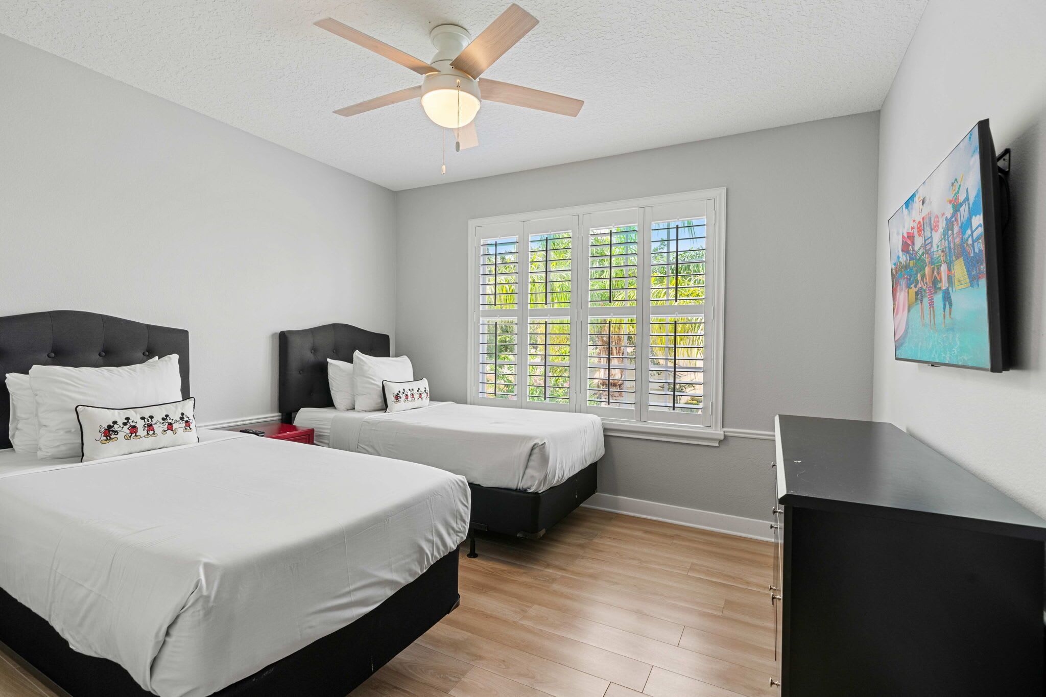 5 bedrooms, desk, iron/ironing board, travel crib