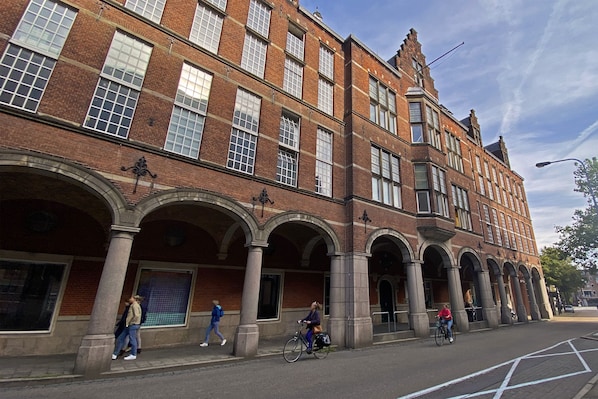 A historic building with multiple arches and a brick facade. - Stayokay Hostel Groningen (Groningen)