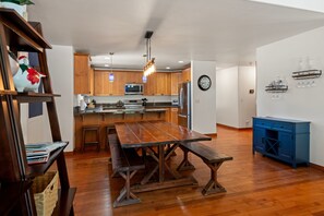 Dining - South of Sunriver - Near Mt Bachelor - Hot Tub (Bend)