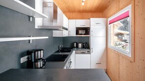 Microondas, horno, lavavajillas y trona infantil
