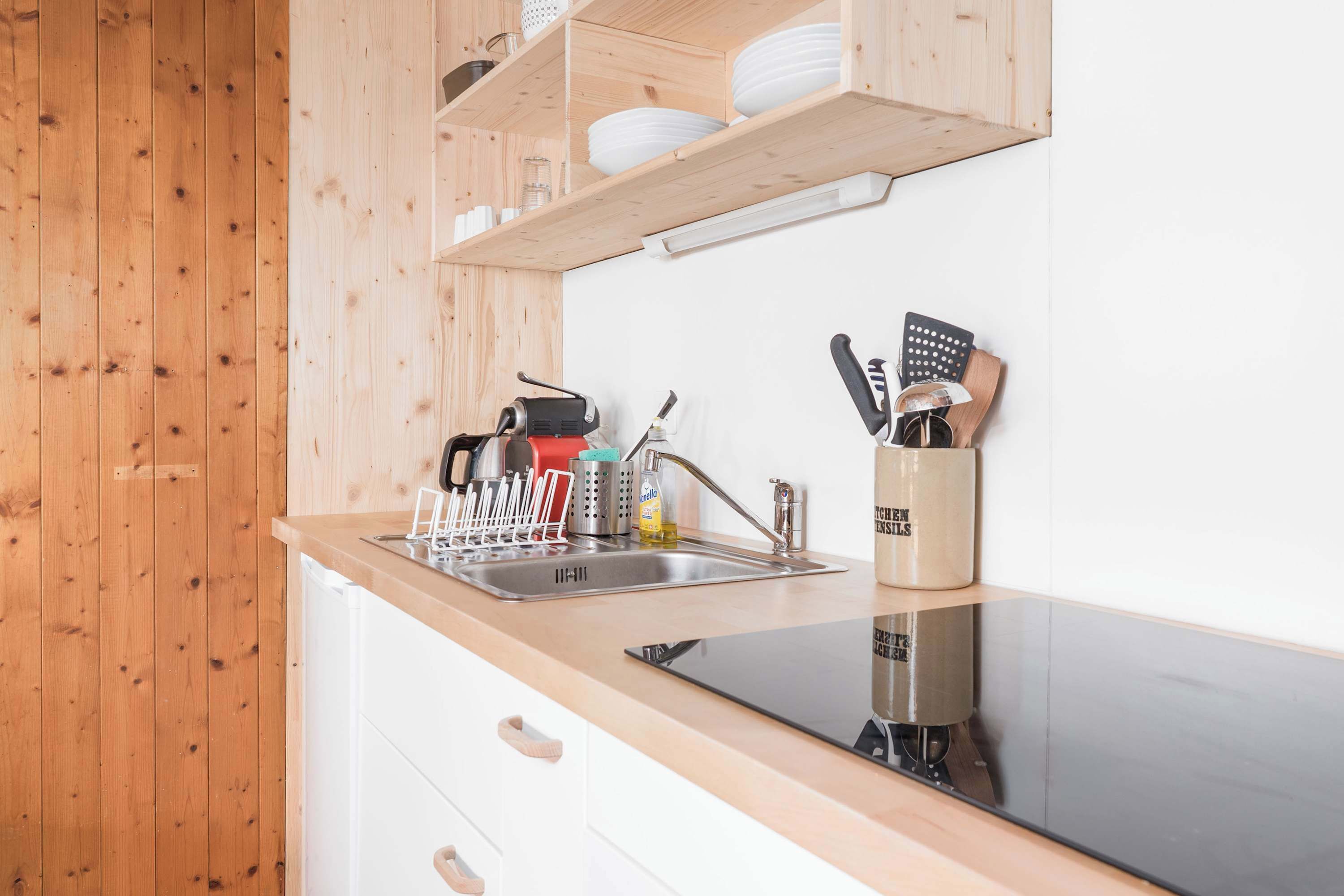 Coffee/tea maker, fridge, stovetop, high chair