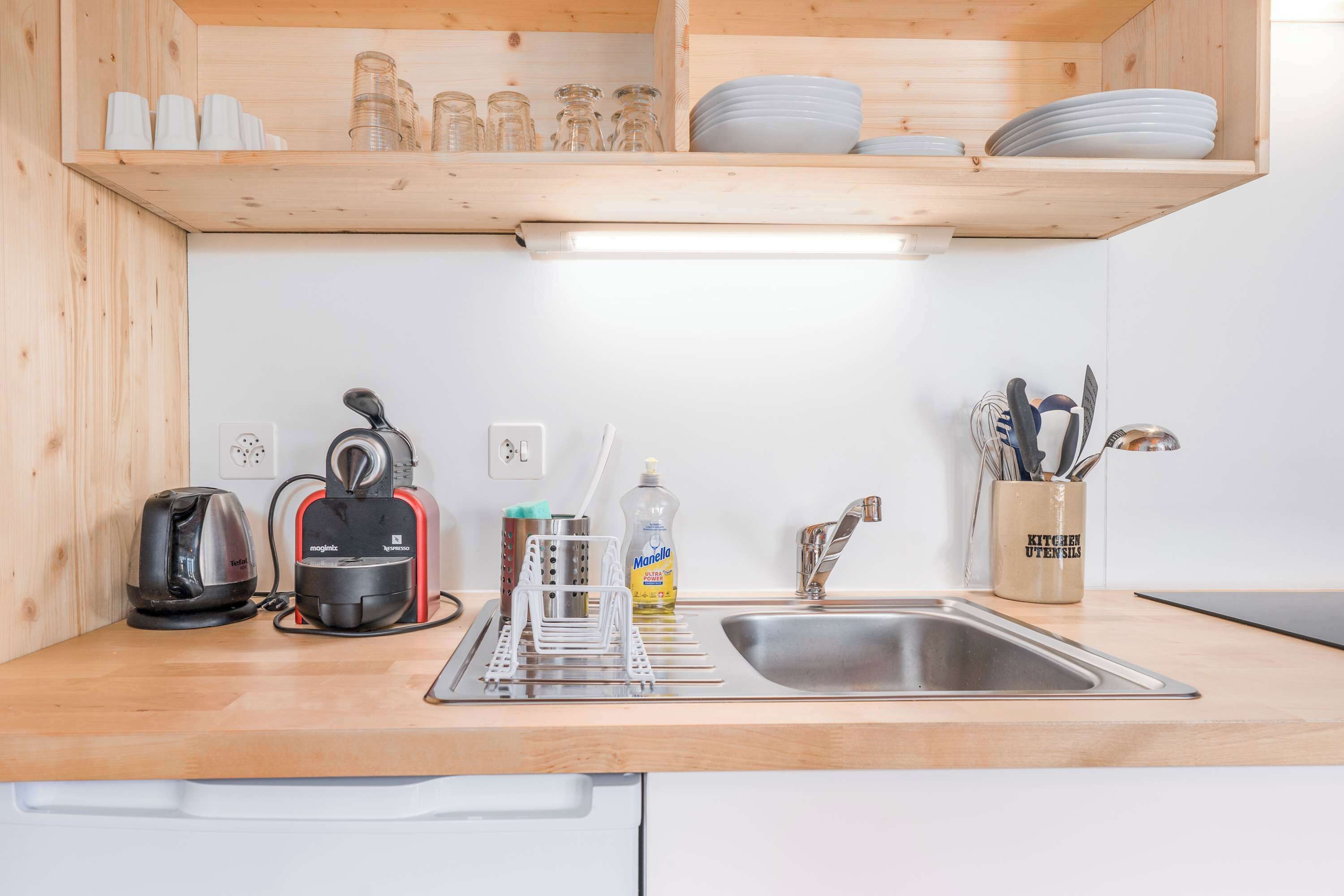 Wasserkocher mit Kaffee-/Teezubehör, Kühlschrank, Herdplatte, Hochstuhl