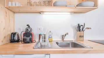 Wasserkocher mit Kaffee-/Teezubehör, Kühlschrank, Herdplatte, Hochstuhl