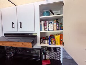 A kitchen with a stove, oven, and cabinets. - Guest Favorite! Tropical Oasis / Luxury Pool (Largo)