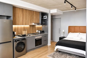 Deluxe-Studio, Balkon, Blick auf den Innenhof | Bügeleisen/Bügelbrett, kostenloses WLAN